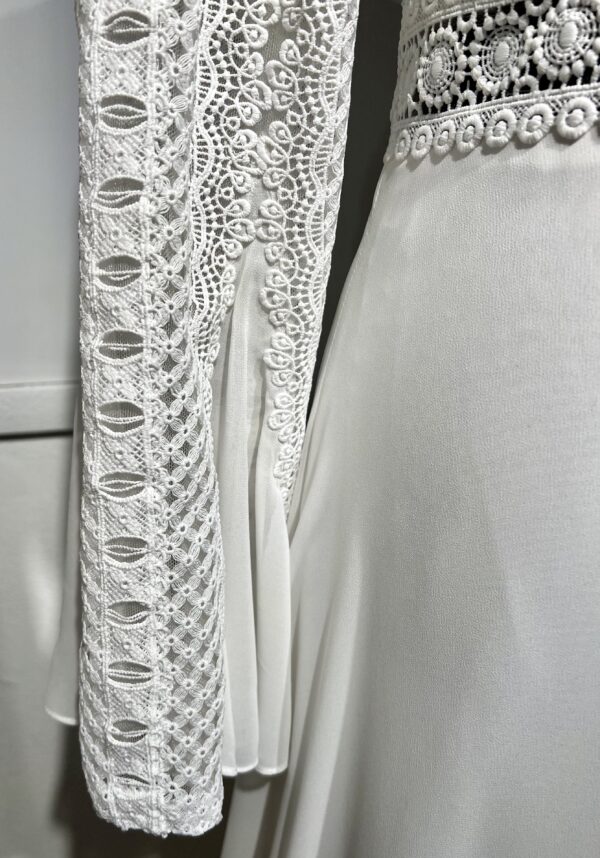 Robe de mariée Fanely – élégance bohème avec dentelle crochetée et manches évasées.