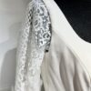 Robe de mariée 44291 – une élégance intemporelle avec décolleté carré et manches en dentelle.