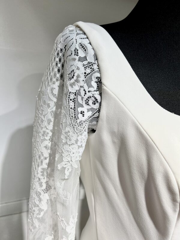 Robe de mariée 44291 – une élégance intemporelle avec décolleté carré et manches en dentelle.