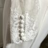 Robe de mariée 44291 – une élégance intemporelle avec décolleté carré et manches en dentelle.