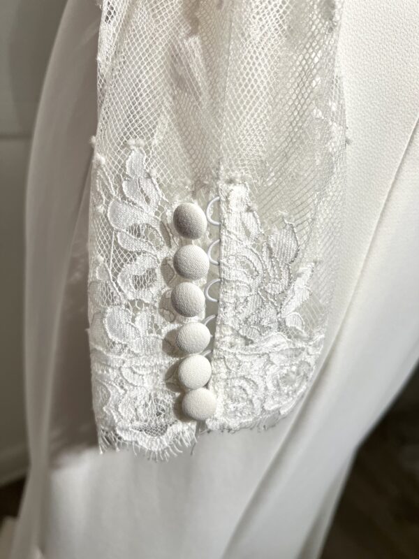 Robe de mariée 44291 – une élégance intemporelle avec décolleté carré et manches en dentelle.