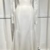 Robe de mariée 44291 – une élégance intemporelle avec décolleté carré et manches en dentelle.