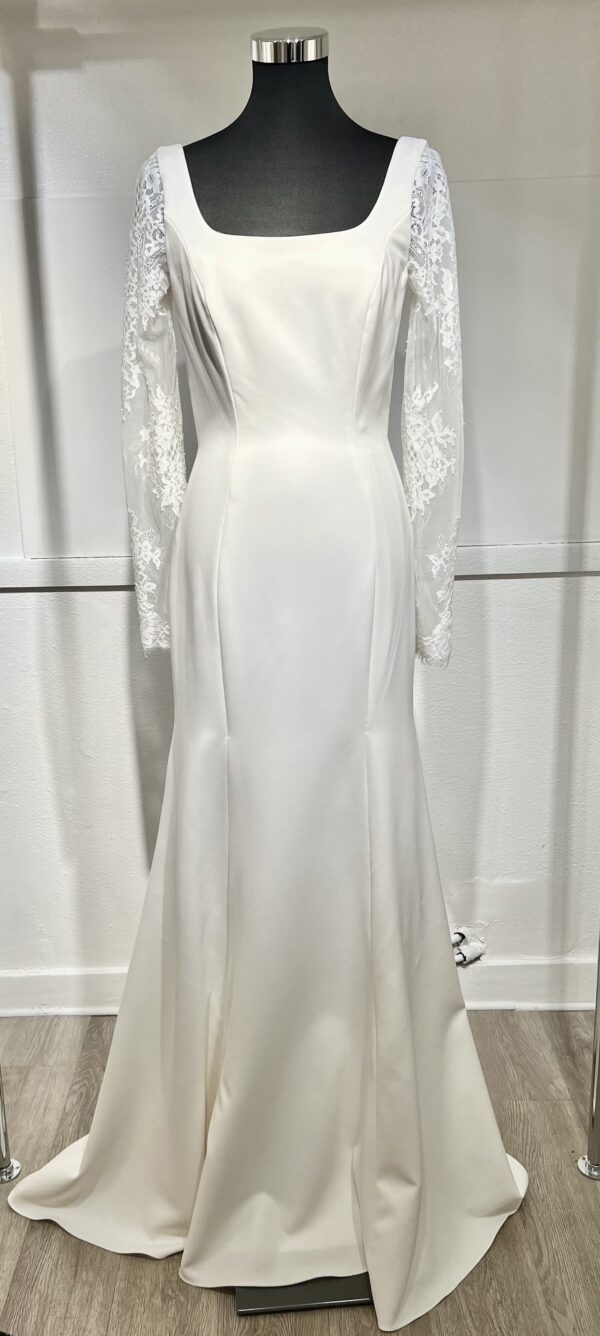 Robe de mariée 44291 – une élégance intemporelle avec décolleté carré et manches en dentelle.