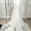 Robe de mariée 44291 – une élégance intemporelle avec décolleté carré et manches en dentelle.