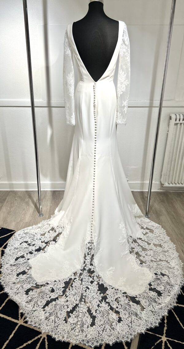 Robe de mariée 44291 – une élégance intemporelle avec décolleté carré et manches en dentelle.