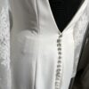 Robe de mariée 44291 – une élégance intemporelle avec décolleté carré et manches en dentelle.