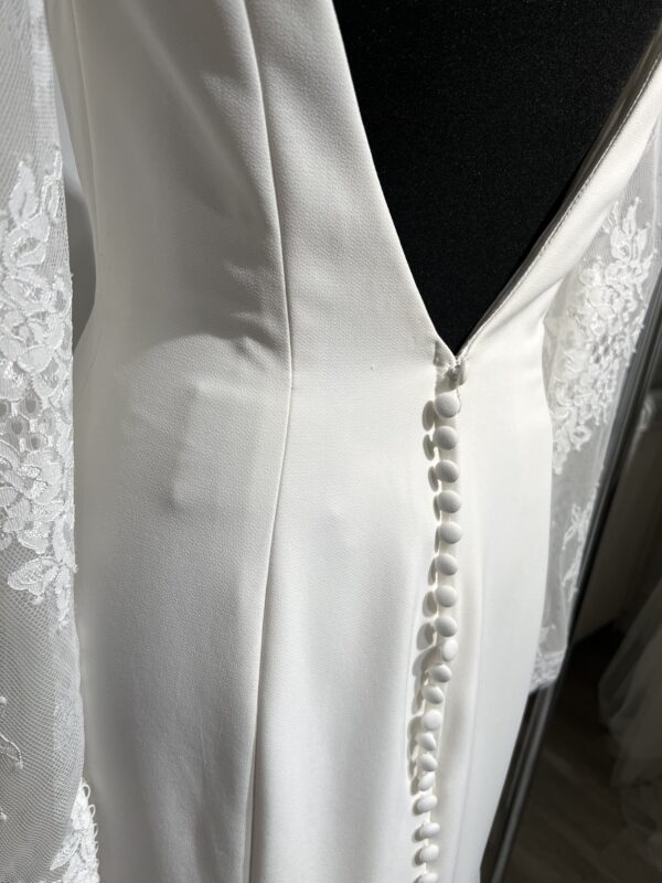 Robe de mariée 44291 – une élégance intemporelle avec décolleté carré et manches en dentelle.