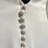 Robe de mariée 44291 – une élégance intemporelle avec décolleté carré et manches en dentelle.