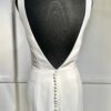 Robe de mariée 44291 – une élégance minimaliste avec décolleté carré et coupe fluide.