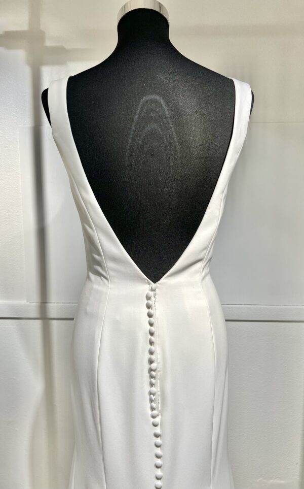 Robe de mariée 44291 – une élégance minimaliste avec décolleté carré et coupe fluide.