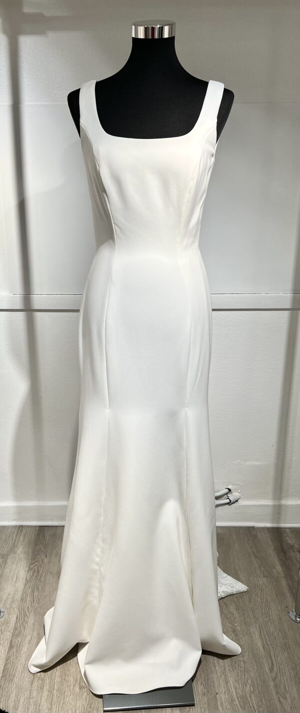 Robe de mariée 44291 – une élégance minimaliste avec décolleté carré et coupe fluide.