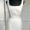 Robe de mariée 44291 – une élégance minimaliste avec décolleté carré et coupe fluide.