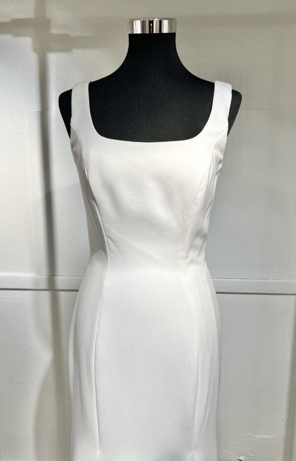Robe de mariée 44291 – une élégance minimaliste avec décolleté carré et coupe fluide.