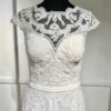Robe de mariée 11122 – féminité et élégance contemporaine avec dentelle florale et décolleté bateau.