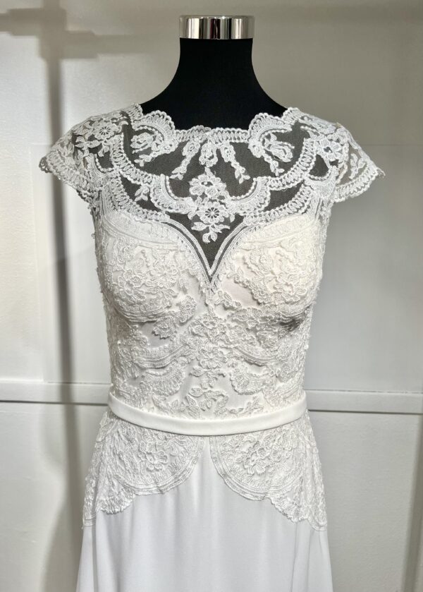 Robe de mariée 11122 – féminité et élégance contemporaine avec dentelle florale et décolleté bateau.