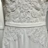 Robe de mariée 11122 – féminité et élégance contemporaine avec dentelle florale et décolleté bateau.