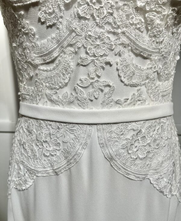 Robe de mariée 11122 – féminité et élégance contemporaine avec dentelle florale et décolleté bateau.
