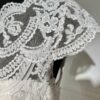 Robe de mariée 11122 – féminité et élégance contemporaine avec dentelle florale et décolleté bateau.