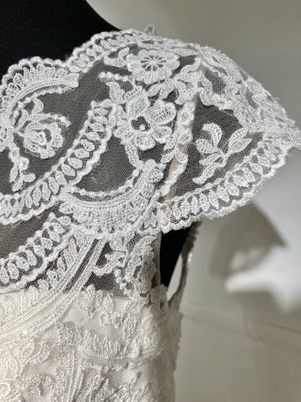 Robe de mariée 11122 – féminité et élégance contemporaine avec dentelle florale et décolleté bateau.