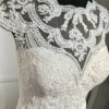 Robe de mariée 11122 – féminité et élégance contemporaine avec dentelle florale et décolleté bateau.