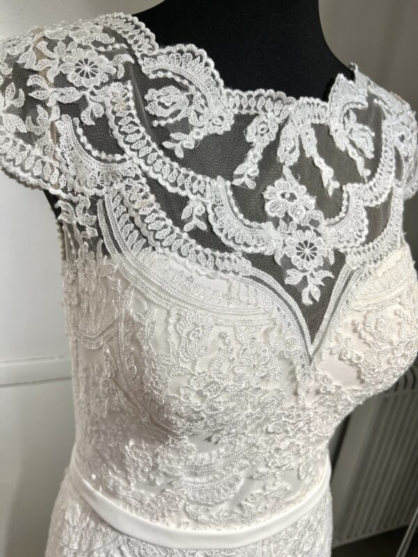 Robe de mariée 11122 – féminité et élégance contemporaine avec dentelle florale et décolleté bateau.