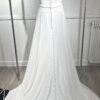 Robe de mariée 11122 – féminité et élégance contemporaine avec dentelle florale et décolleté bateau.