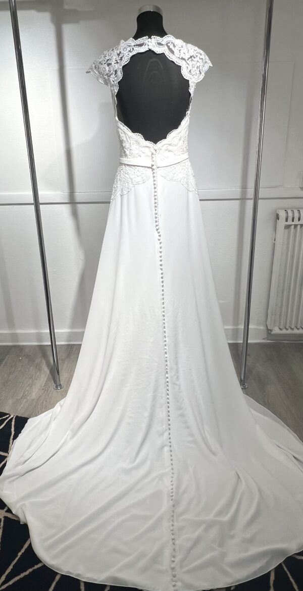 Robe de mariée 11122 – féminité et élégance contemporaine avec dentelle florale et décolleté bateau.