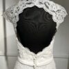 Robe de mariée 11122 – féminité et élégance contemporaine avec dentelle florale et décolleté bateau.