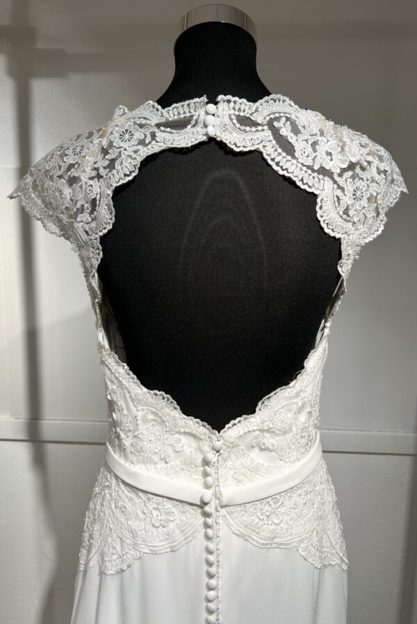 Robe de mariée 11122 – féminité et élégance contemporaine avec dentelle florale et décolleté bateau.