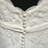Robe de mariée 11122 – féminité et élégance contemporaine avec dentelle florale et décolleté bateau.