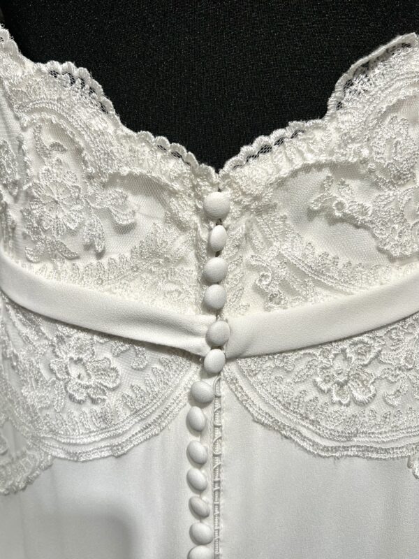 Robe de mariée 11122 – féminité et élégance contemporaine avec dentelle florale et décolleté bateau.
