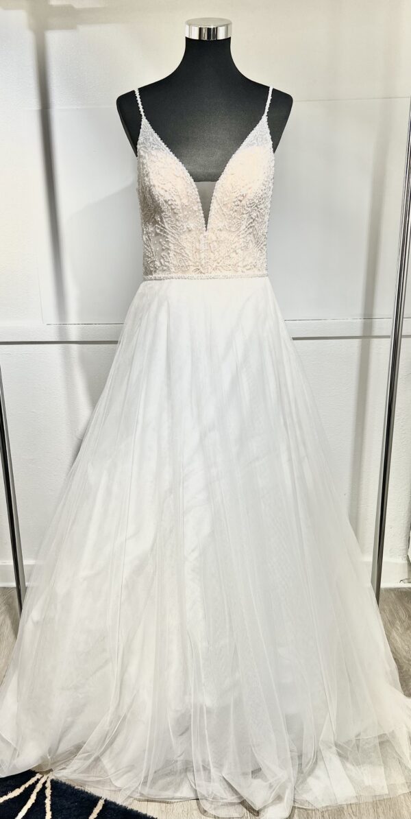 Robe de mariée Rowan – une silhouette de princesse moderne avec dentelle brodée et jupe en tulle aérienne.