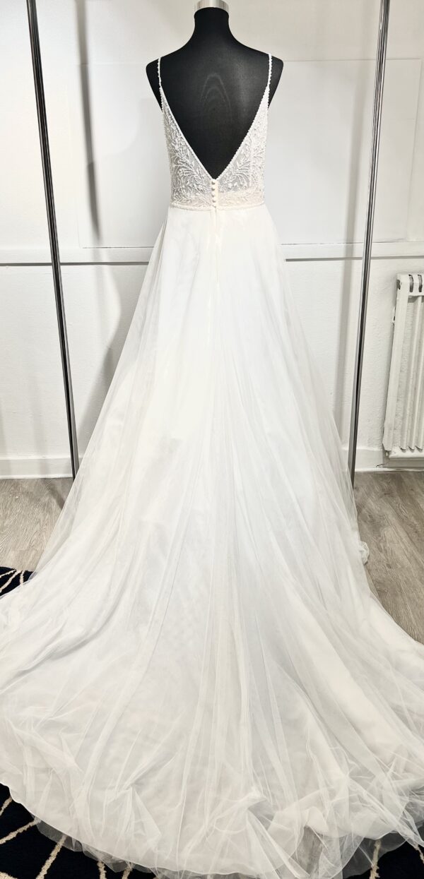 Robe de mariée Rowan – une silhouette de princesse moderne avec dentelle brodée et jupe en tulle aérienne.