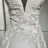 Robe de mariée 44324 – élégance intemporelle avec décolleté plongeant et jupe princesse en satin.
