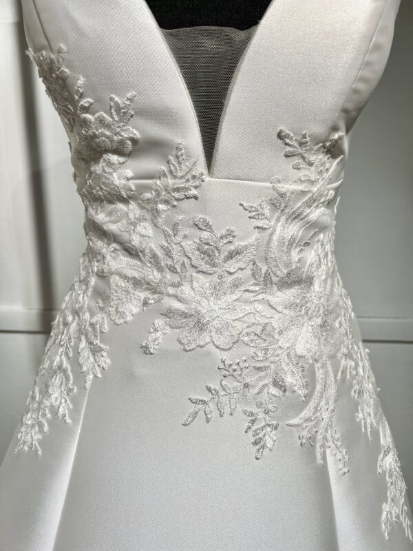 Robe de mariée 44324 – élégance intemporelle avec décolleté plongeant et jupe princesse en satin.