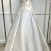 Robe de mariée 44324 – élégance intemporelle avec décolleté plongeant et jupe princesse en satin.