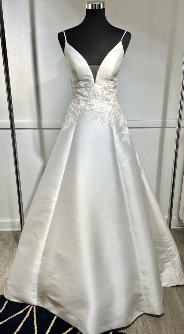 Robe de mariée 44324 – élégance intemporelle avec décolleté plongeant et jupe princesse en satin.