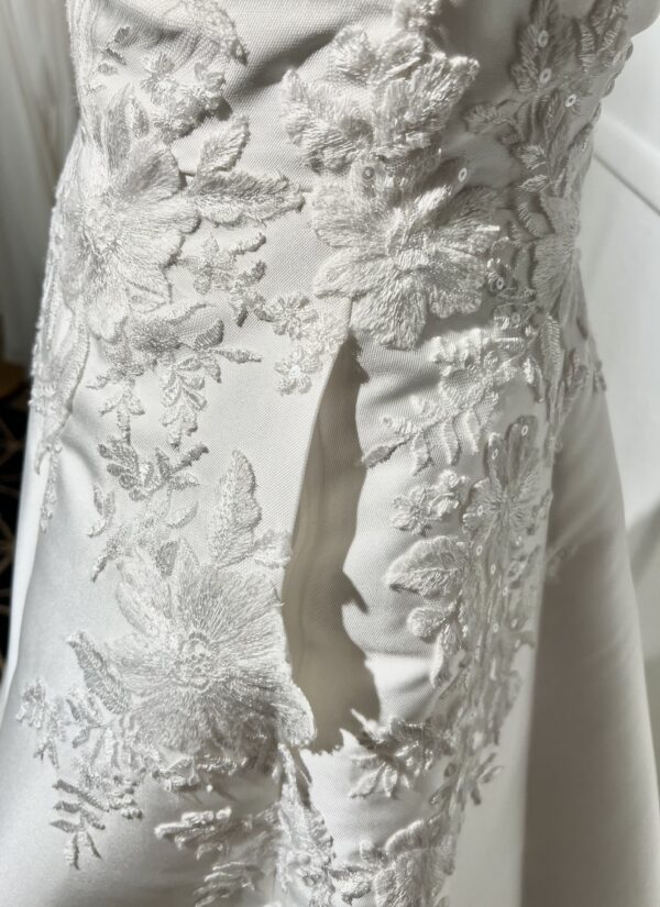 Robe de mariée 44324 – élégance intemporelle avec décolleté plongeant et jupe princesse en satin.