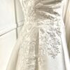 Robe de mariée 44324 – élégance intemporelle avec décolleté plongeant et jupe princesse en satin.