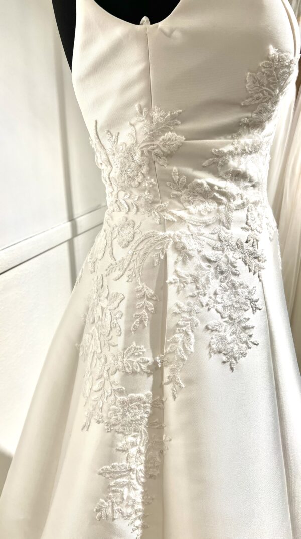 Robe de mariée 44324 – élégance intemporelle avec décolleté plongeant et jupe princesse en satin.