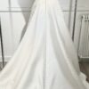 Robe de mariée 44324 – élégance intemporelle avec décolleté plongeant et jupe princesse en satin.