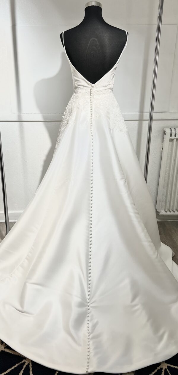 Robe de mariée 44324 – élégance intemporelle avec décolleté plongeant et jupe princesse en satin.