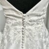 Robe de mariée 44324 – élégance intemporelle avec décolleté plongeant et jupe princesse en satin.