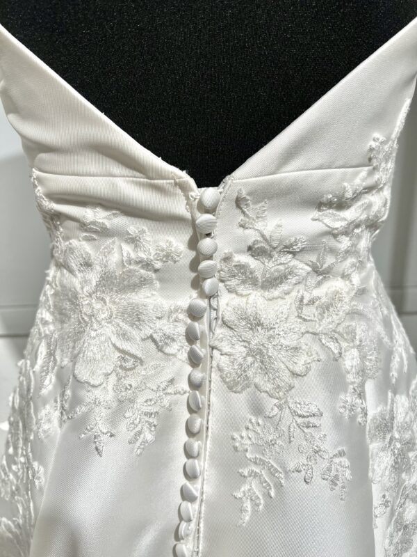 Robe de mariée 44324 – élégance intemporelle avec décolleté plongeant et jupe princesse en satin.