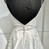 Robe de mariée 44324 – élégance intemporelle avec décolleté plongeant et jupe princesse en satin.