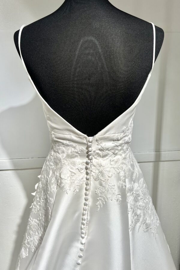 Robe de mariée 44324 – élégance intemporelle avec décolleté plongeant et jupe princesse en satin.