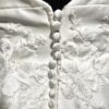 Robe de mariée 44324 – élégance intemporelle avec décolleté plongeant et jupe princesse en satin.
