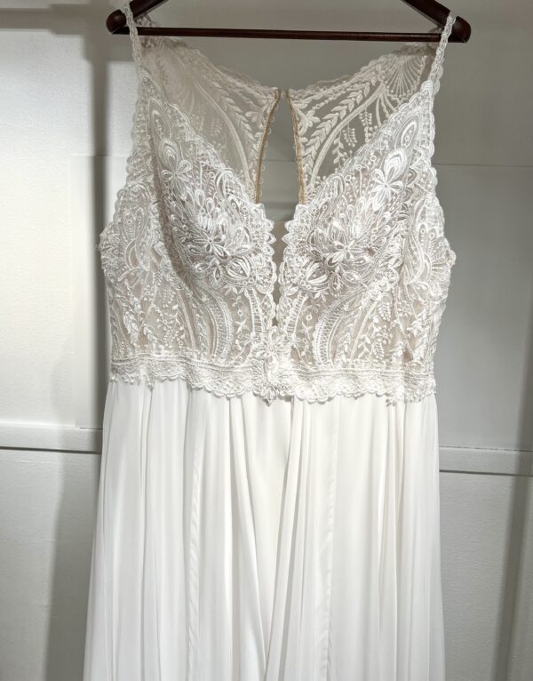 Robe de mariée 23407 – élégance romantique avec dentelle florale et jupe fluide en chiffon.