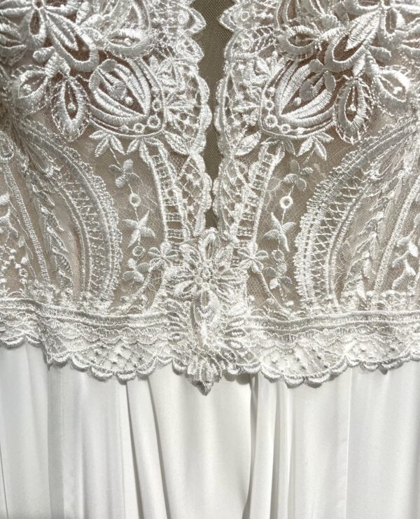Robe de mariée 23407 – élégance romantique avec dentelle florale et jupe fluide en chiffon.