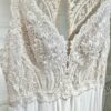 Robe de mariée 23407 – élégance romantique avec dentelle florale et jupe fluide en chiffon.